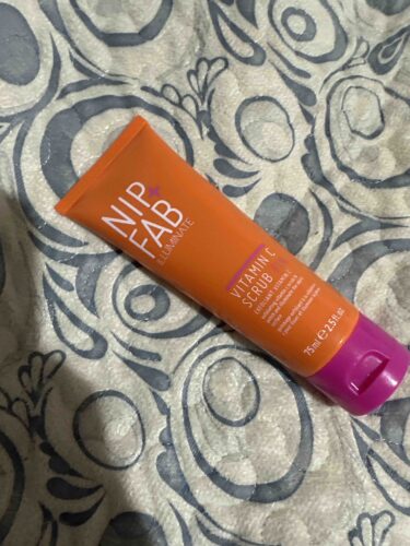 پاک کننده صورت خارجی اورجینال NIP+FAB 5056217803342 Vitamin C Facial Scrubi for Pale Skin 75 ml photo review