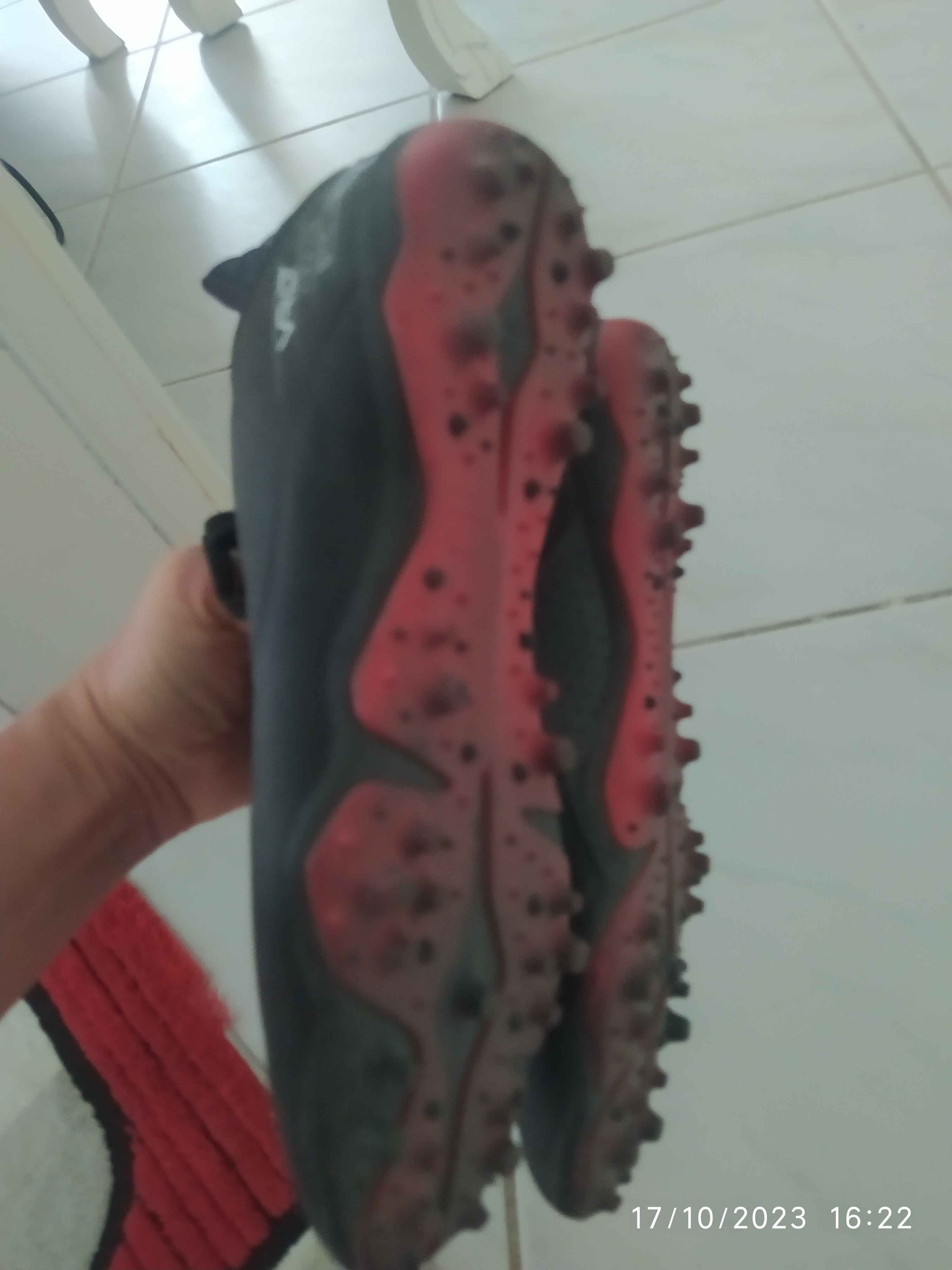 کتانی استوک دار دکاتلون اورجینال Decathlon 342919 Kipsta Men's Cleats / Football Shoes - Black / Red - Viralto I Mg/ag photo review