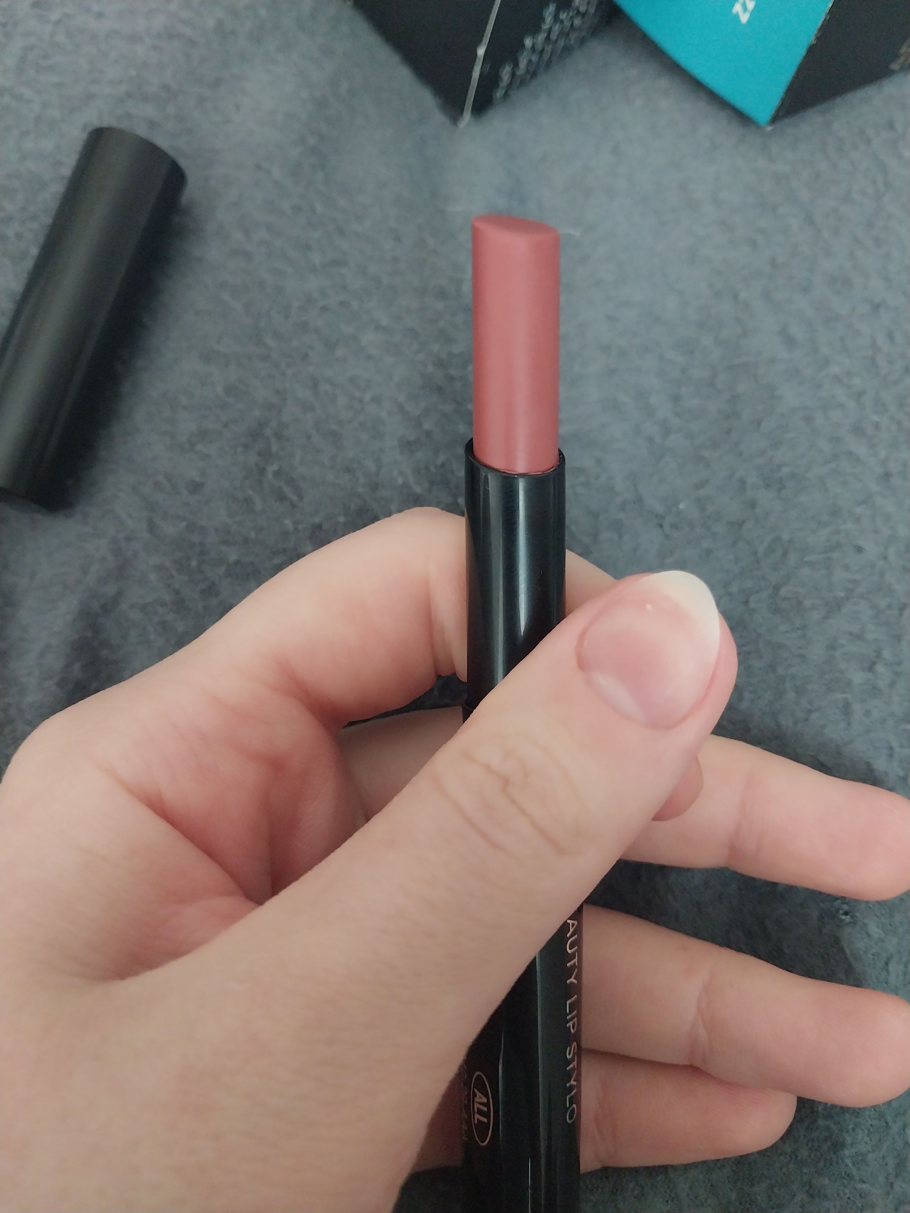 رژ لب آوون اورجینال Avon 1192040 Ultra Beauty Lipstick Stylo Totally Twing photo review