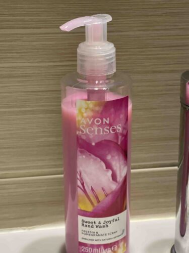 صابون مایع آوون اورجینال Avon SAMPUAN0308 Senses Sweat & Joyful Freesia and Pomegranate Scented Liquid Hand Soap 250 Ml. photo review
