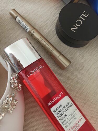 تقویت کننده لورآل پاریس اورجینال L'Oreal Paris PKTGLKLKTNKTLSCPCMSKR Revitalift 5% Pure Glycolic Acid Peeling Effect Tonic 180ml & Telescopic Black Mascara photo review