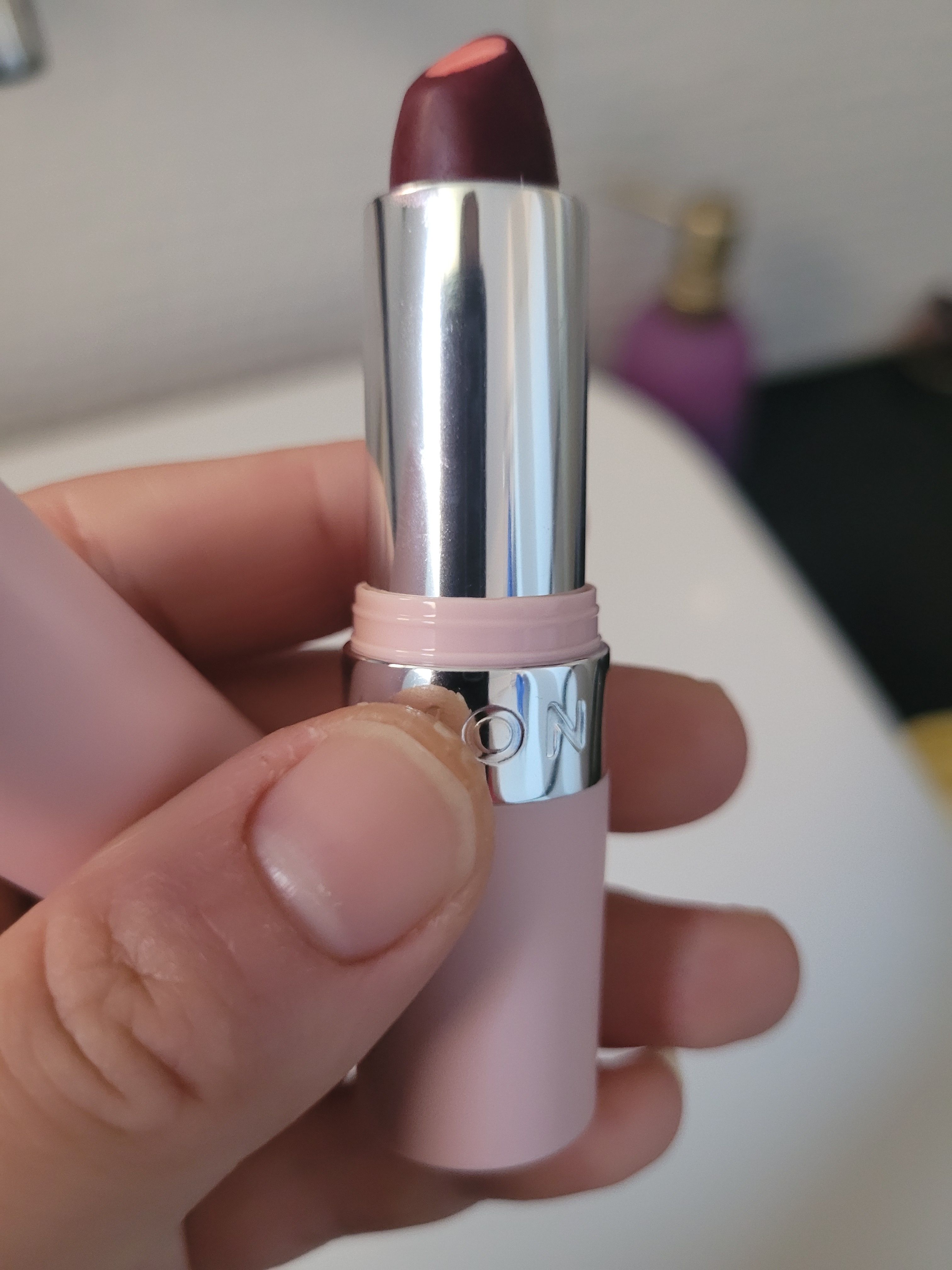رژ لب آوون اورجینال Avon RUJ0095 Hydramatic Matte Lipstick Ruby photo review